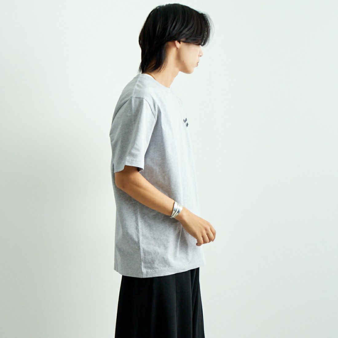 MAISON KITSUNE [メゾン キツネ] ハンドライティング コンフォート Tシャツ [MM00126KJ0118] O121 L.GRY &&モデル身長：179cm 着用サイズ：L&&