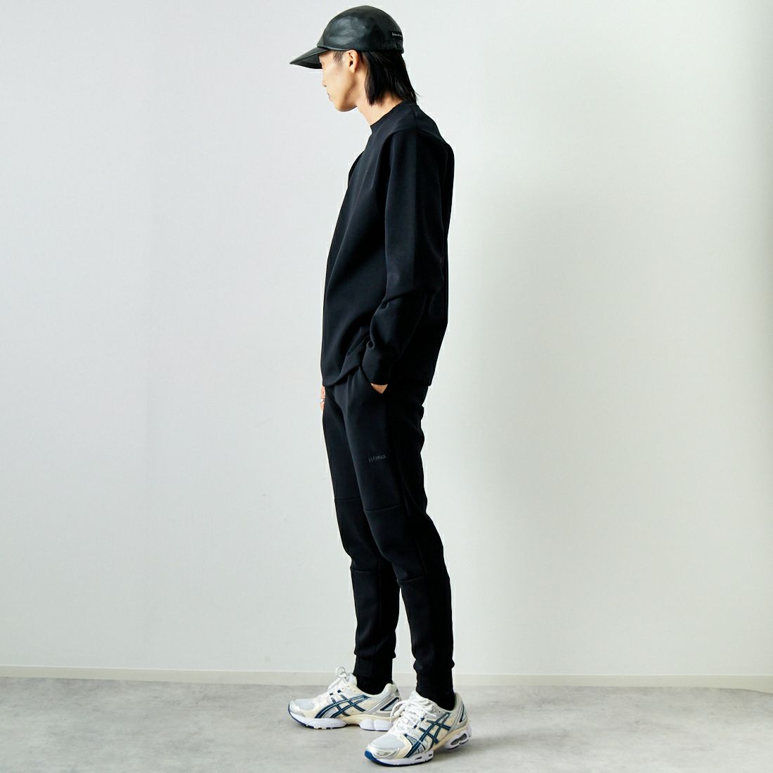 +phenix [プラスフェニックス] 別注 ダンボールニット ジョガーパンツ [POB-24034IN-JF] BLACK &&モデル身長：179cm 着用サイズ：L&&