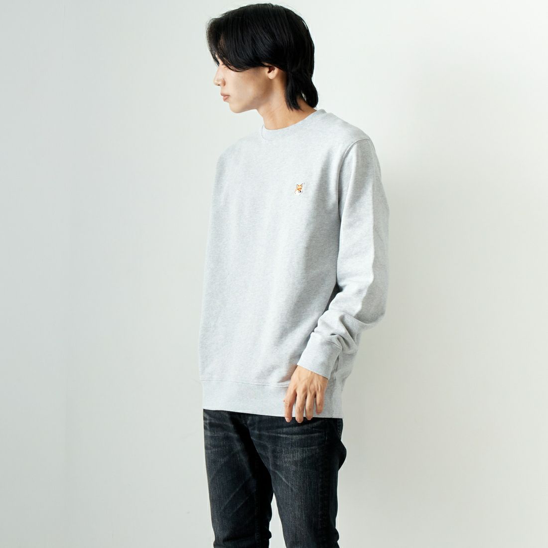 MAISON KITSUNE [メゾン キツネ] フォックスヘッドパッチ レギュラースウェットシャツ [LM00301KM0001] H120 L.GRY &&モデル身長：179cm 着用サイズ：L&&