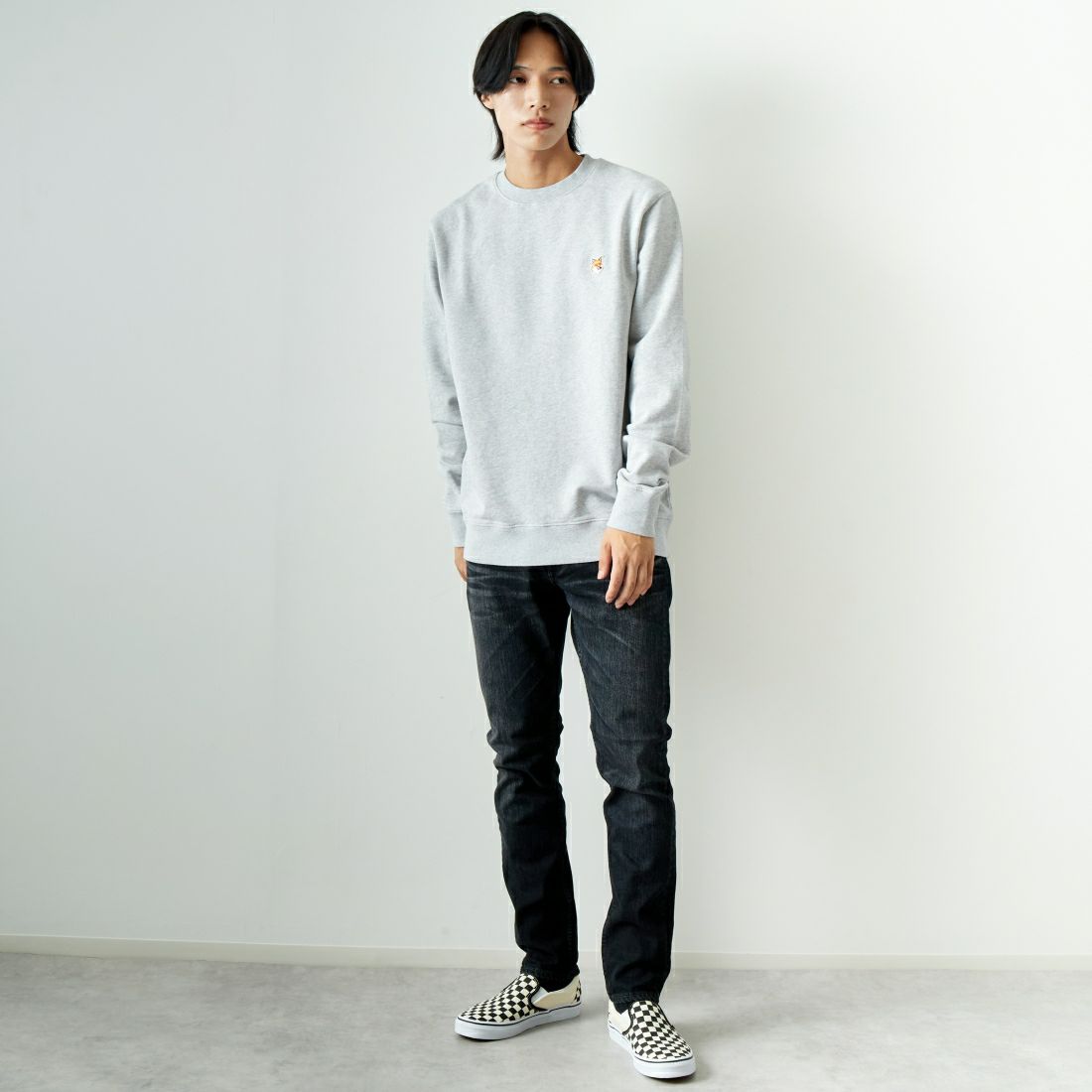 MAISON KITSUNE [メゾン キツネ] フォックスヘッドパッチ レギュラースウェットシャツ [LM00301KM0001] H120 L.GRY &&モデル身長：179cm 着用サイズ：L&&