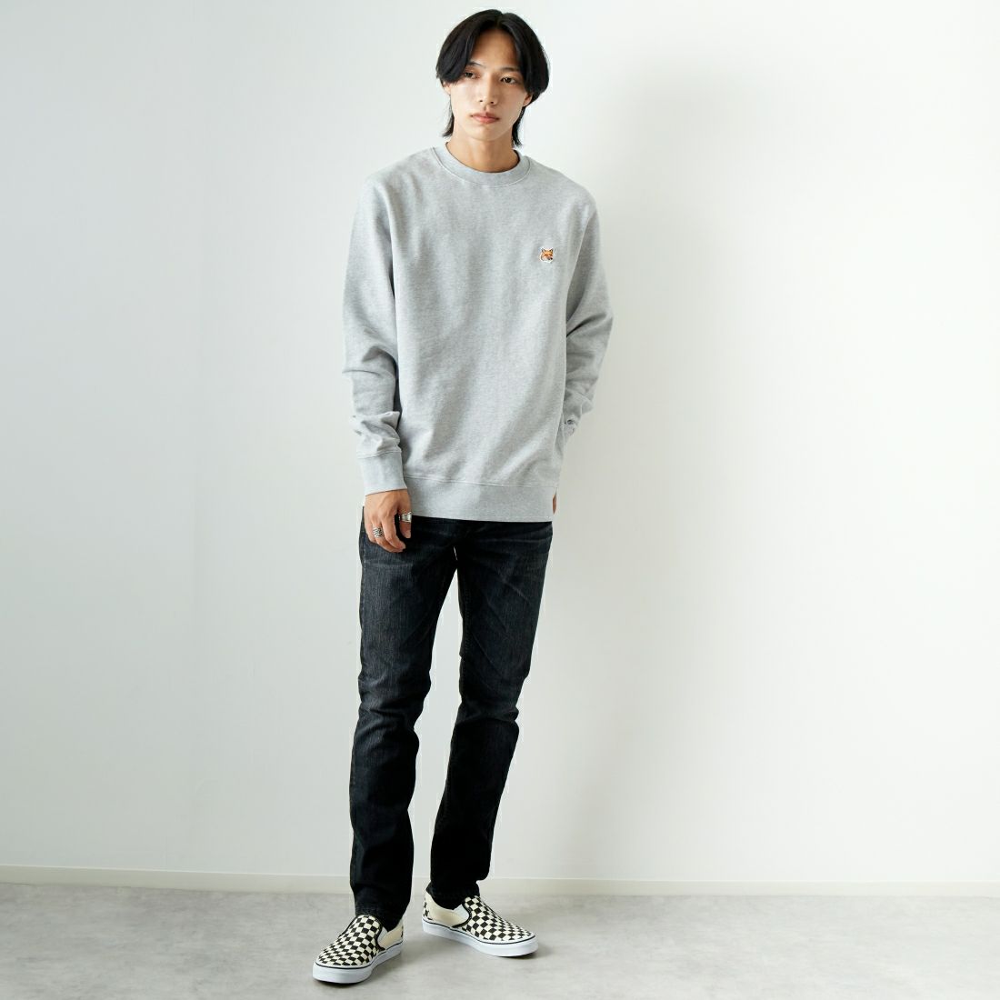 MAISON KITSUNE [メゾン キツネ] フォックスヘッドパッチ レギュラースウェットシャツ [LM00301KM0001] H120 L.GRY &&モデル身長：179cm 着用サイズ：L&&