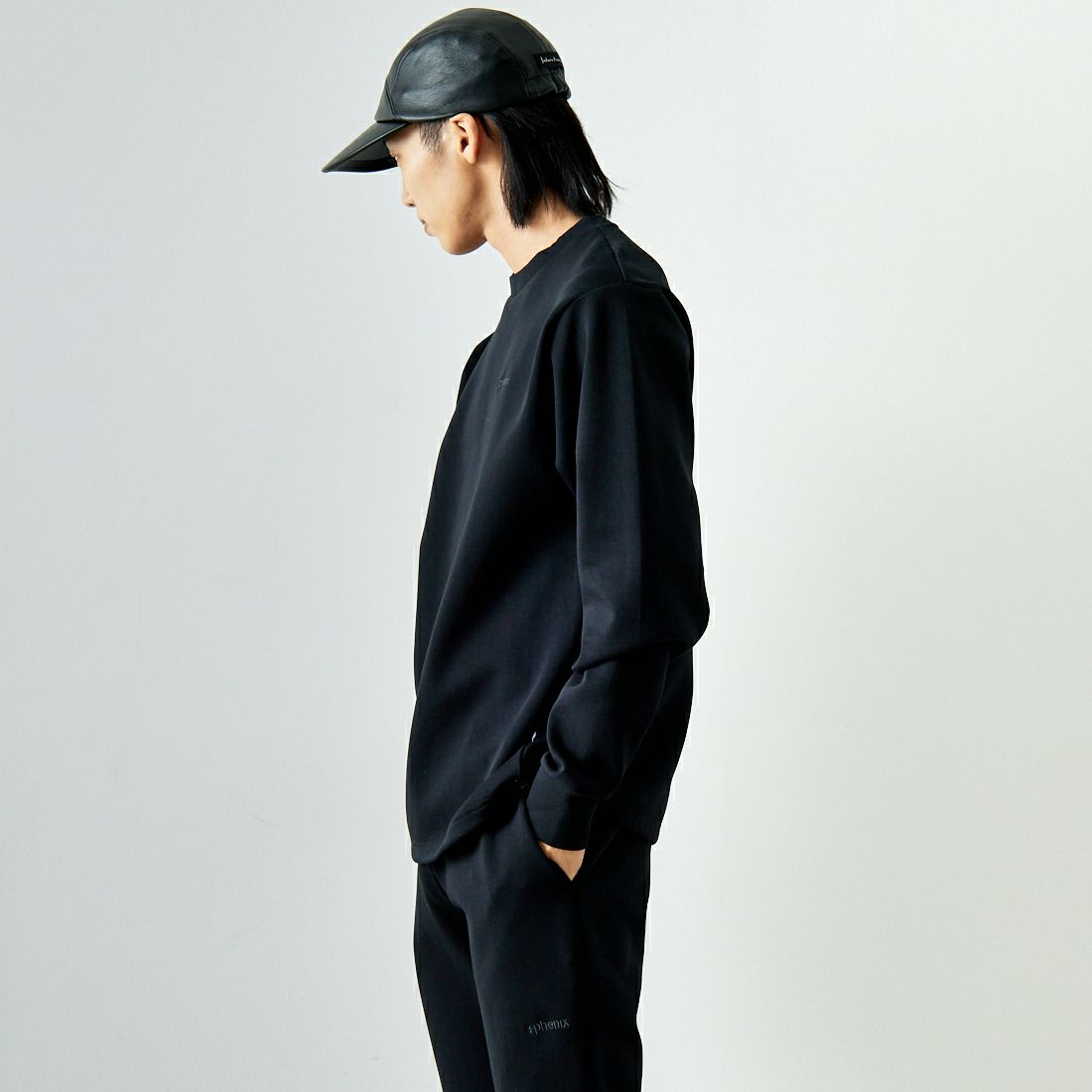 +phenix [プラスフェニックス] 別注 ダンボールニット クルーネックスウェット [POO-24039IN-JF] BLACK &&モデル身長：179cm 着用サイズ：L&&