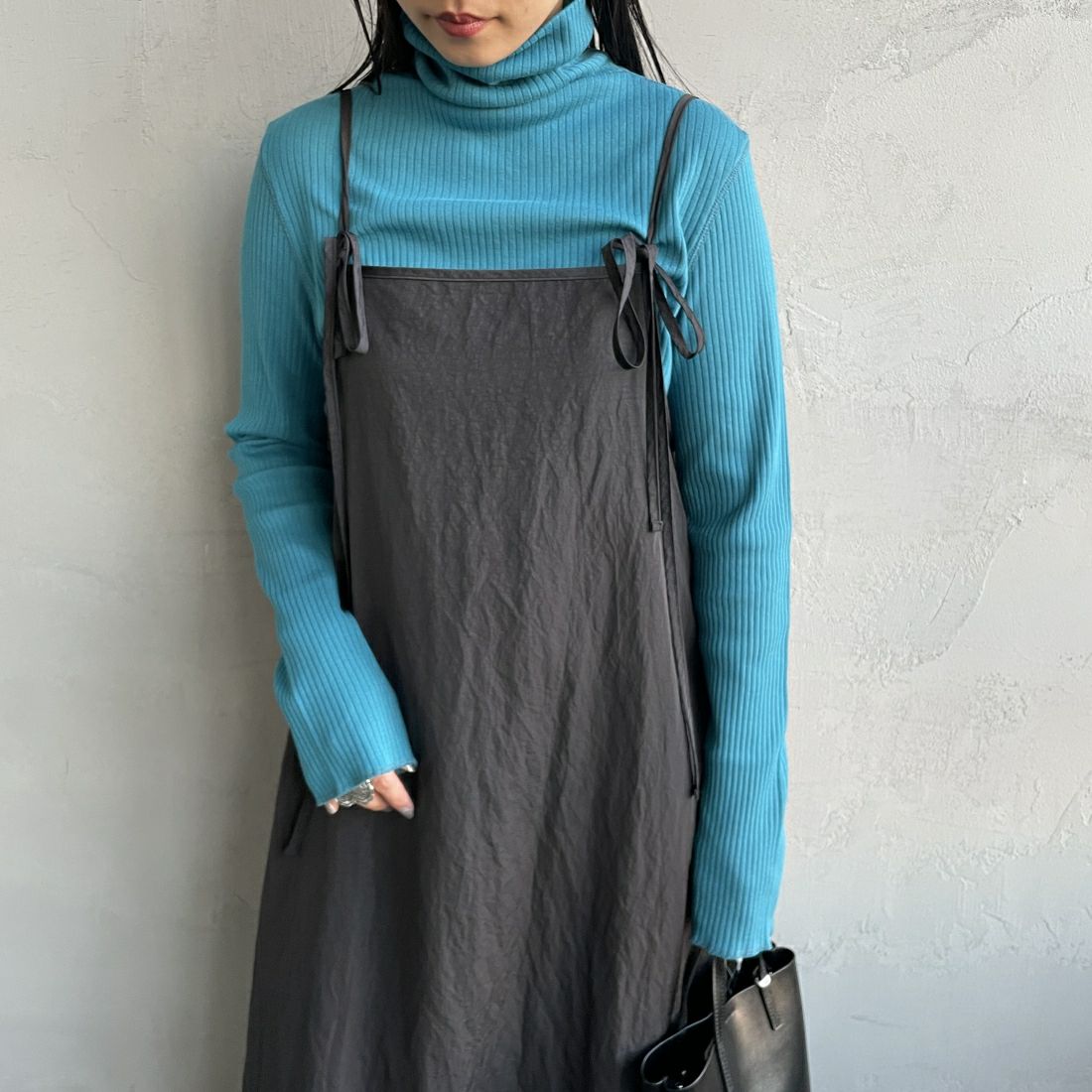 THE SHINZONE [ザ シンゾーン] ハイネックリブカットソー [24SMSCU05] 74 TURQOIS&&モデル身長：156cm　着用サイズ：F0&&