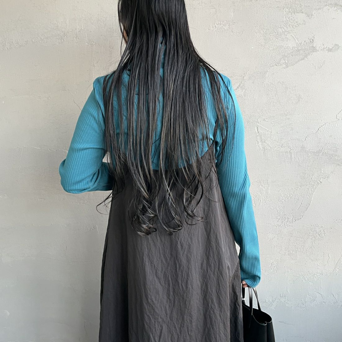 THE SHINZONE [ザ シンゾーン] ハイネックリブカットソー [24SMSCU05] 74 TURQOIS&&モデル身長：156cm　着用サイズ：F0&&