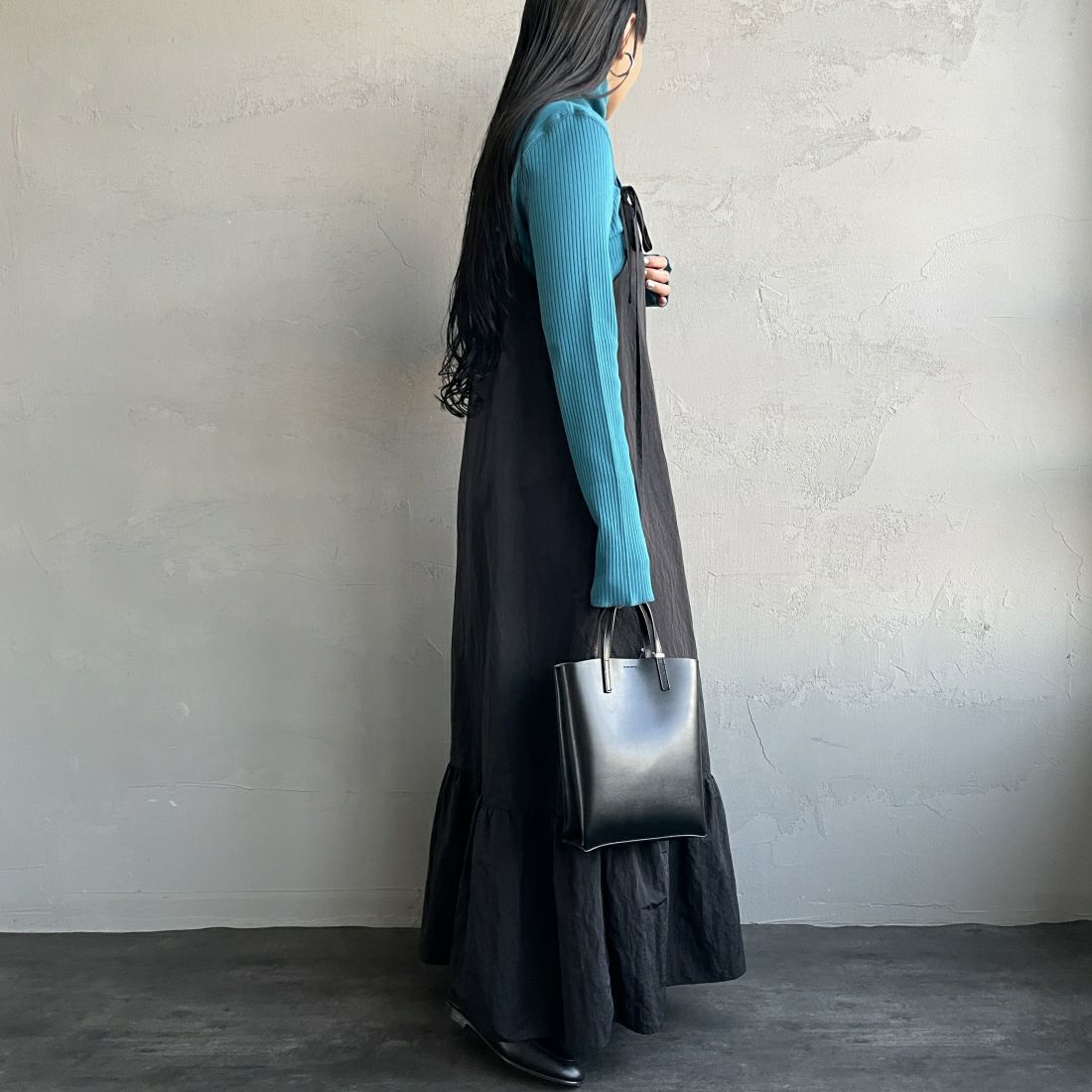 THE SHINZONE [ザ シンゾーン] ハイネックリブカットソー [24SMSCU05] 74 TURQOIS&&モデル身長：156cm　着用サイズ：F0&&