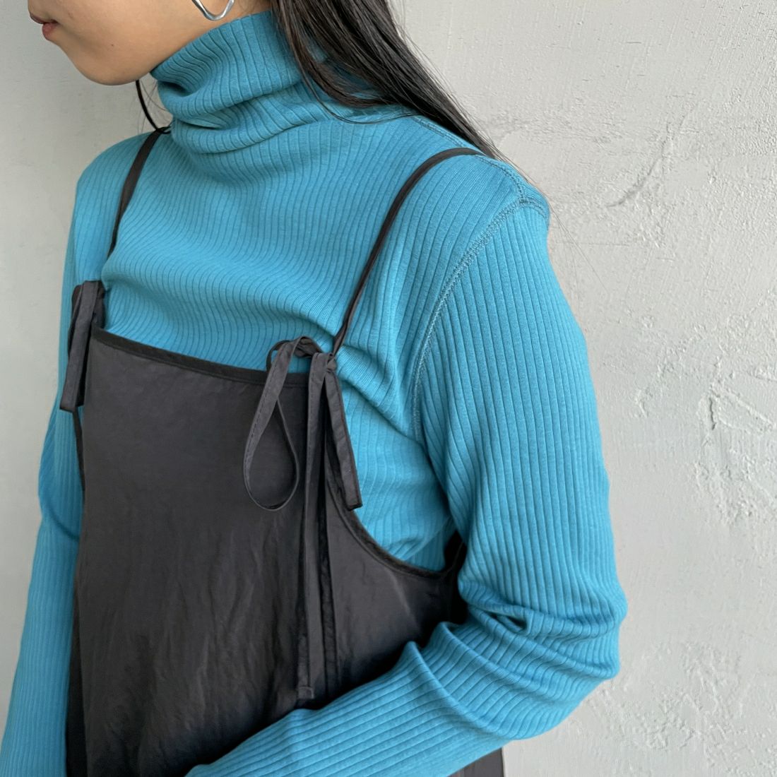 THE SHINZONE [ザ シンゾーン] ハイネックリブカットソー [24SMSCU05] 74 TURQOIS&&モデル身長：156cm　着用サイズ：F0&&