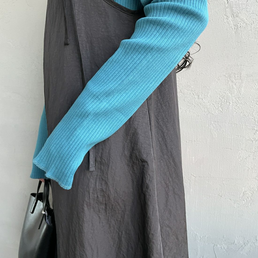 THE SHINZONE [ザ シンゾーン] ハイネックリブカットソー [24SMSCU05] 74 TURQOIS&&モデル身長：156cm　着用サイズ：F0&&