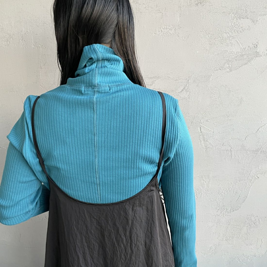 THE SHINZONE [ザ シンゾーン] ハイネックリブカットソー [24SMSCU05] 74 TURQOIS&&モデル身長：156cm　着用サイズ：F0&&