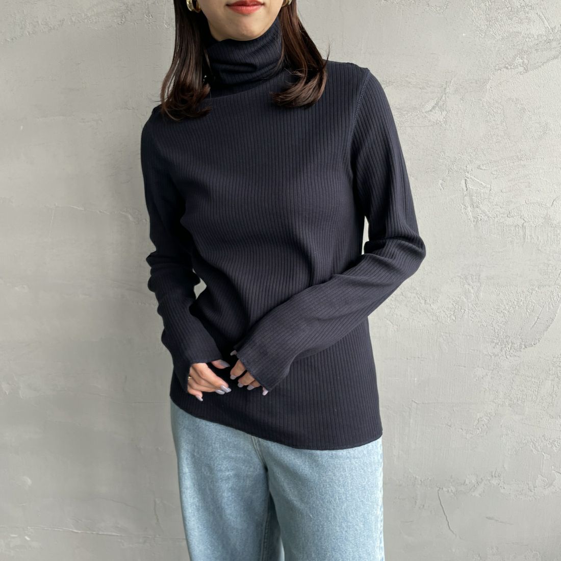 THE SHINZONE [ザ シンゾーン] ハイネックリブカットソー [24SMSCU05] 85 NAVY&&モデル身長：163cm　着用サイズ：F0&&