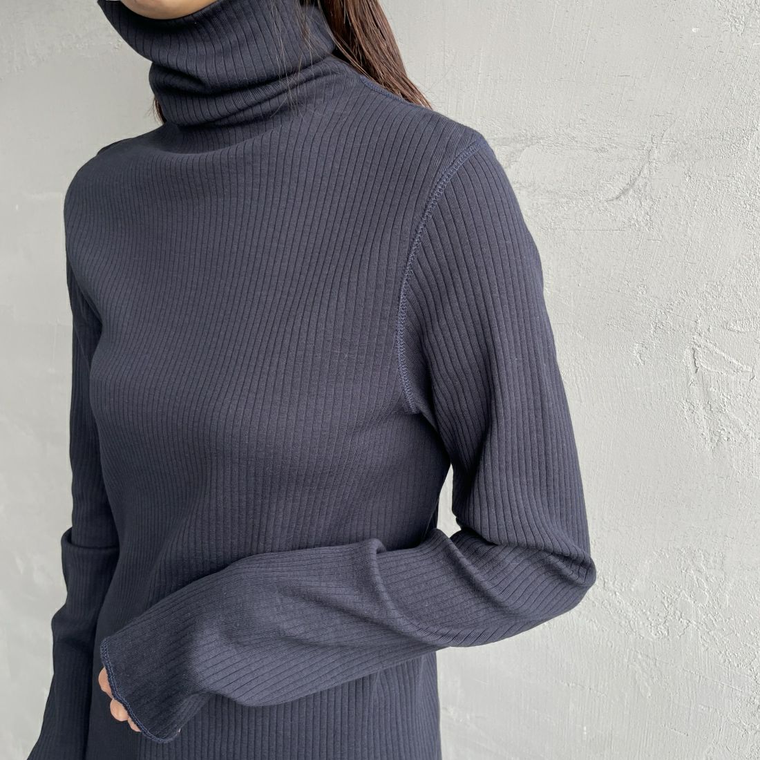 THE SHINZONE [ザ シンゾーン] ハイネックリブカットソー [24SMSCU05] 85 NAVY&&モデル身長：163cm　着用サイズ：F0&&