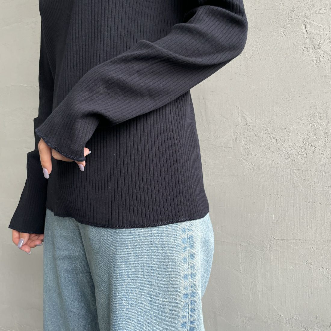 THE SHINZONE [ザ シンゾーン] ハイネックリブカットソー [24SMSCU05] 85 NAVY&&モデル身長：163cm　着用サイズ：F0&&