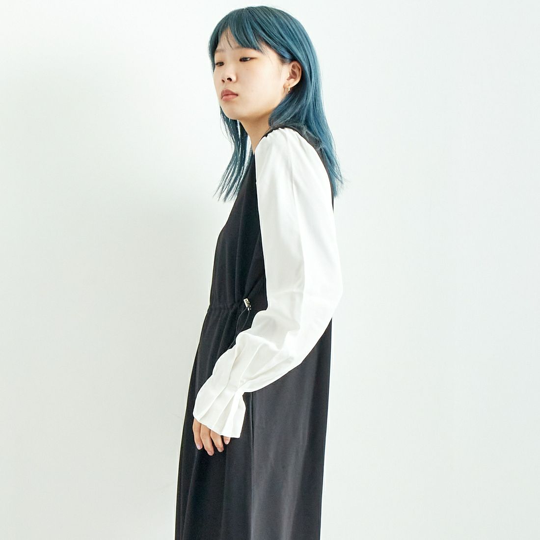 Maison de L'allure [メゾン ドゥ ラリュール] 布帛ドッキングドロストワンピース [M24132013] 02 BLK/OFF &&モデル身長：167cm 着用サイズ：F&&