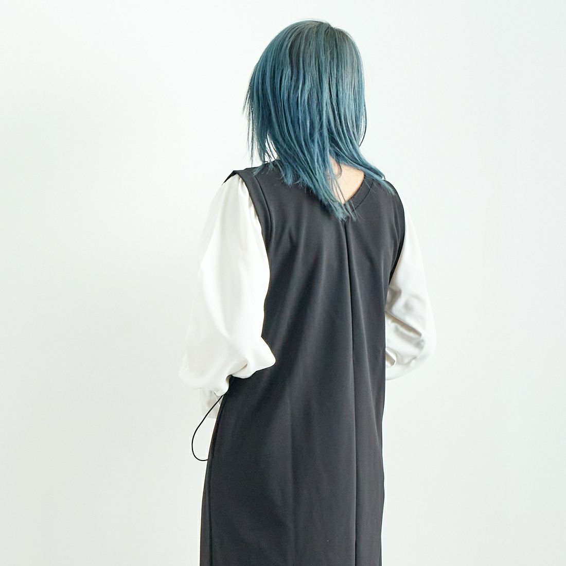 Maison de L'allure [メゾン ドゥ ラリュール] 布帛ドッキングドロストワンピース [M24132013] 02 BLK/OFF &&モデル身長：167cm 着用サイズ：F&&