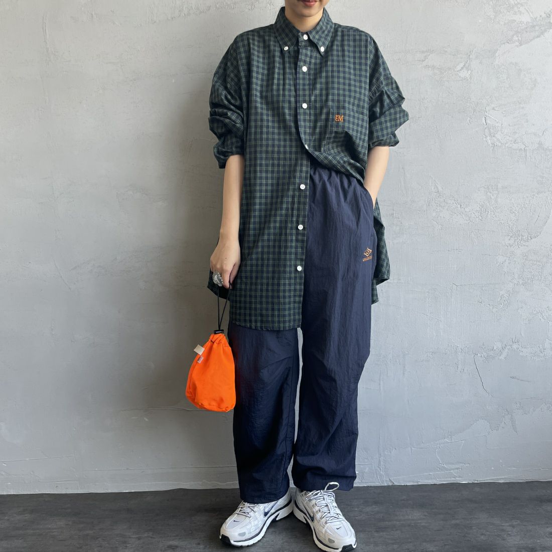umbro [アンブロ] 別注 トレーニングナイロンパンツ [KBT58-NK-PT6-JF] NAVY &&モデル身長：156cm 着用サイズ：S&&