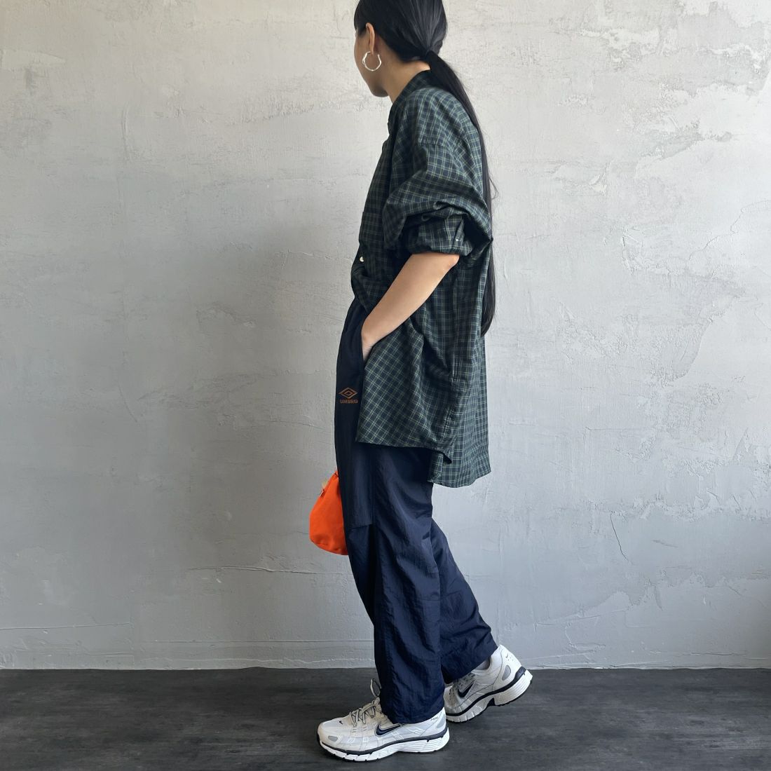 umbro [アンブロ] 別注 トレーニングナイロンパンツ [KBT58-NK-PT6-JF] NAVY &&モデル身長：156cm 着用サイズ：S&&