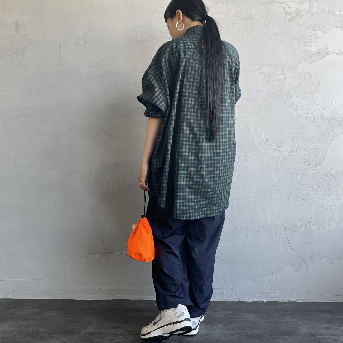 umbro [アンブロ] 別注 トレーニングナイロンパンツ [KBT58-NK-PT6-JF] NAVY &&モデル身長：156cm 着用サイズ：S&&