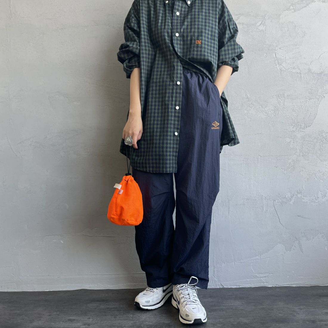 umbro [アンブロ] 別注 トレーニングナイロンパンツ [KBT58-NK-PT6-JF] NAVY &&モデル身長：156cm 着用サイズ：S&&