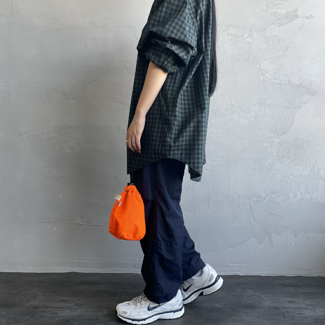 umbro [アンブロ] 別注 トレーニングナイロンパンツ [KBT58-NK-PT6-JF] NAVY &&モデル身長：156cm 着用サイズ：S&&