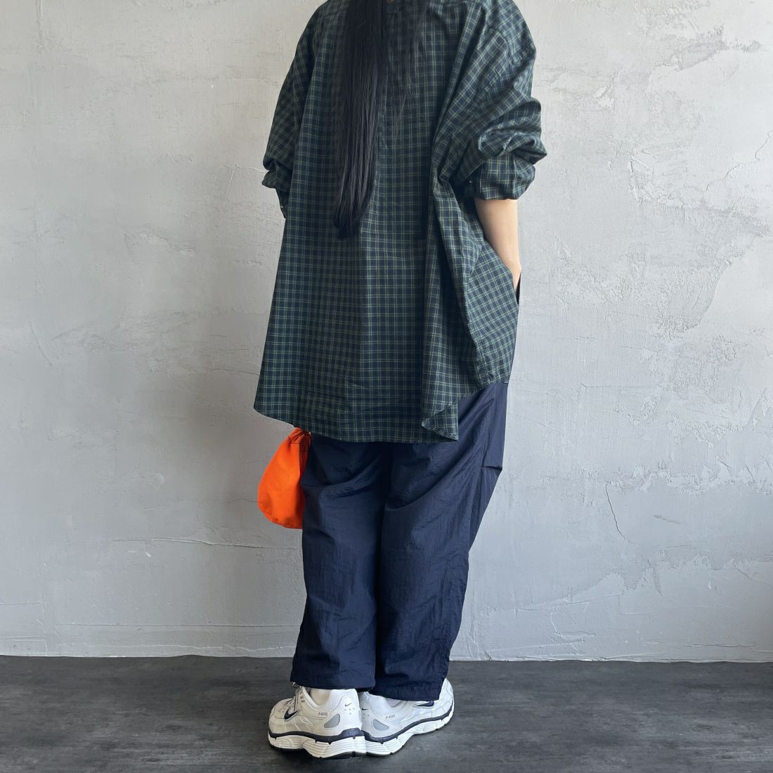 umbro [アンブロ] 別注 トレーニングナイロンパンツ [KBT58-NK-PT6-JF] NAVY &&モデル身長：156cm 着用サイズ：S&&