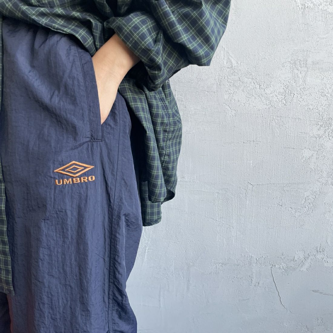 umbro [アンブロ] 別注 トレーニングナイロンパンツ [KBT58-NK-PT6-JF] NAVY &&モデル身長：156cm 着用サイズ：S&&