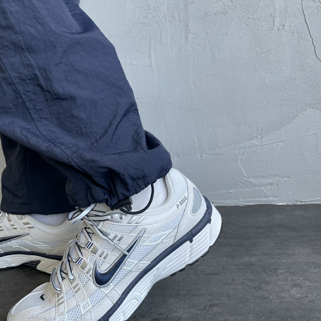 umbro [アンブロ] 別注 トレーニングナイロンパンツ [KBT58-NK-PT6-JF] NAVY &&モデル身長：156cm 着用サイズ：S&&