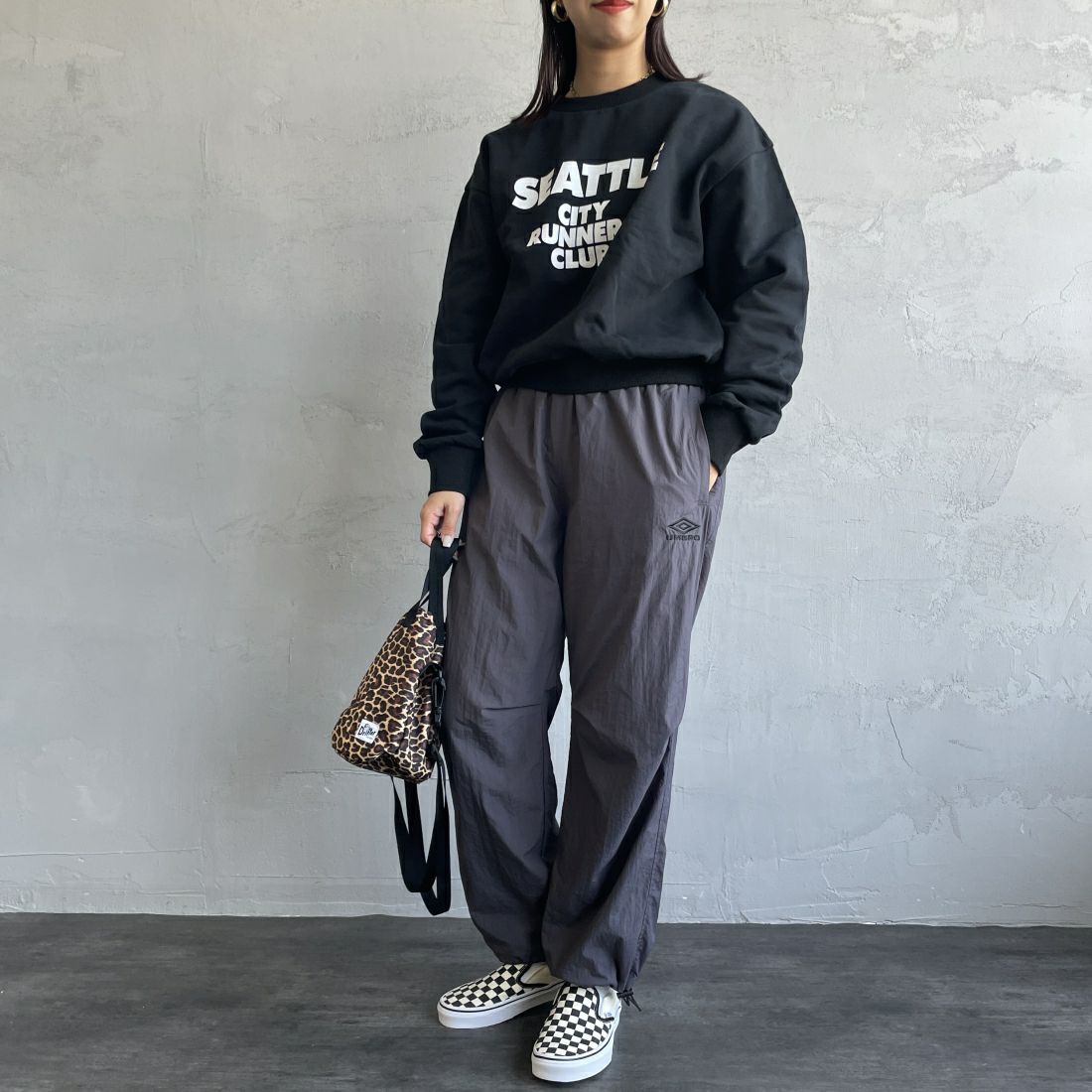umbro [アンブロ] 別注 トレーニングナイロンパンツ [KBT58-NK-PT6-JF] GRAY &&モデル身長：163cm 着用サイズ：S&&