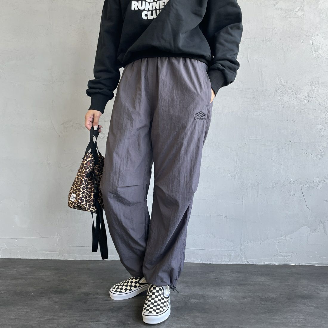 umbro [アンブロ] 別注 トレーニングナイロンパンツ [KBT58-NK-PT6-JF] GRAY &&モデル身長：163cm 着用サイズ：S&&