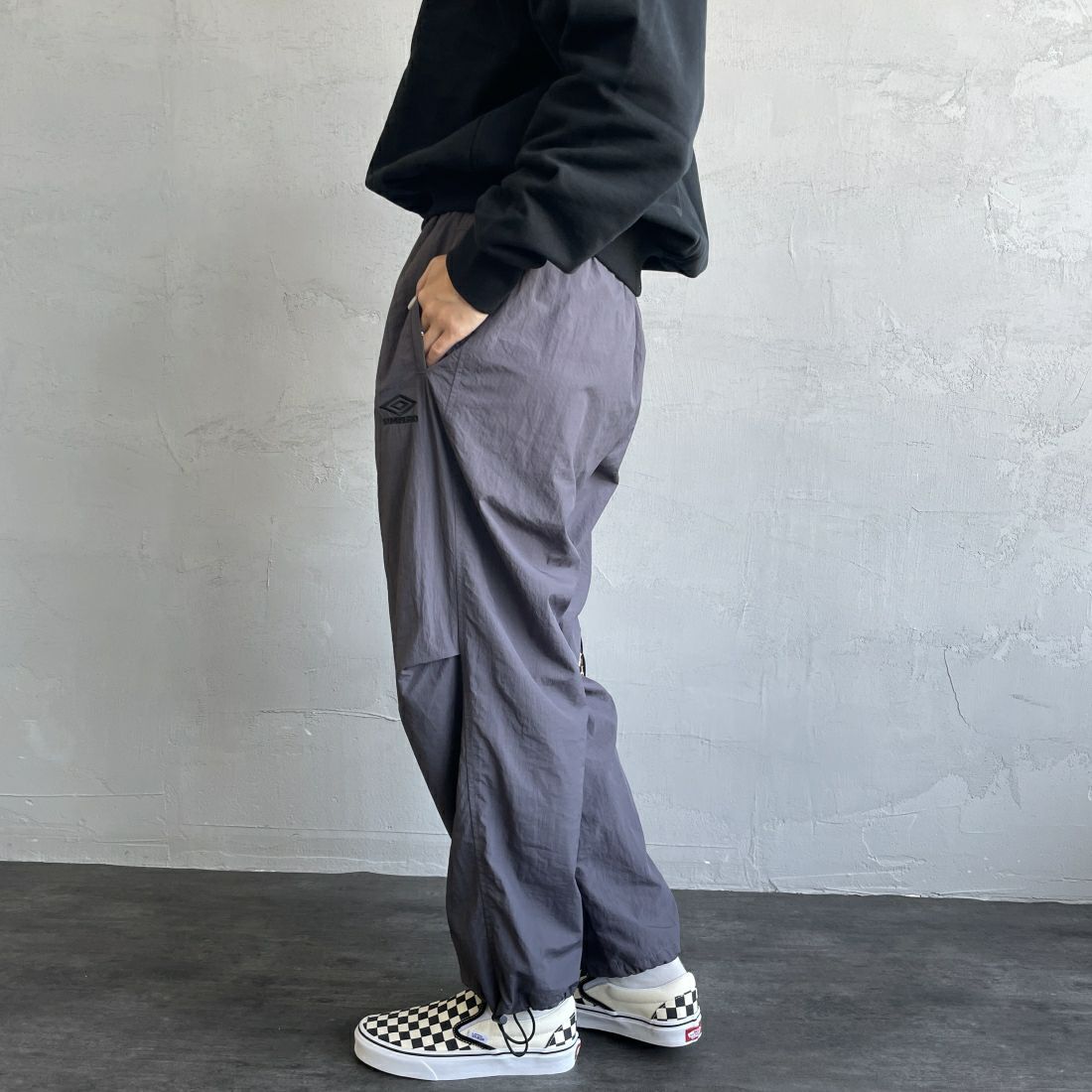 umbro [アンブロ] 別注 トレーニングナイロンパンツ [KBT58-NK-PT6-JF] GRAY &&モデル身長：163cm 着用サイズ：S&&
