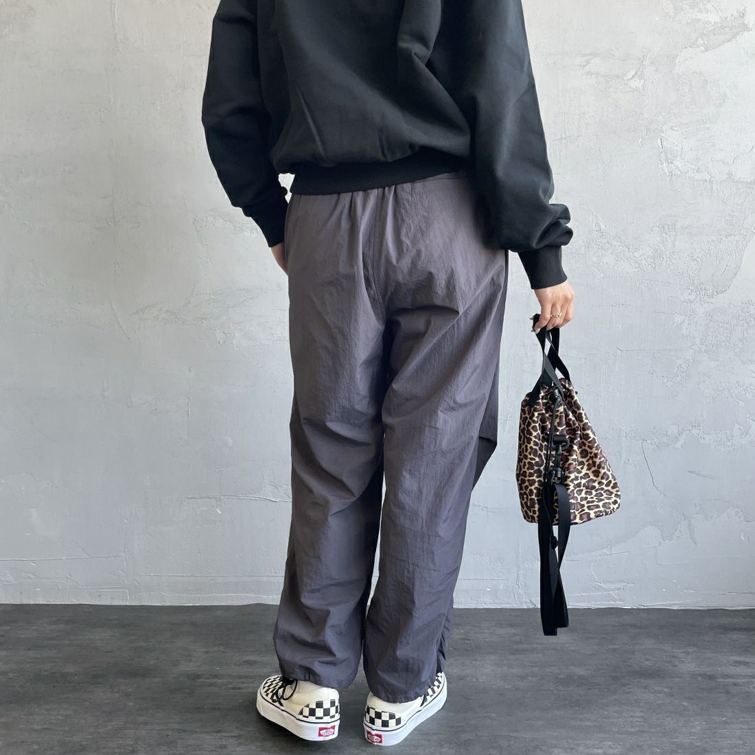 umbro [アンブロ] 別注 トレーニングナイロンパンツ [KBT58-NK-PT6-JF] GRAY &&モデル身長：163cm 着用サイズ：S&&