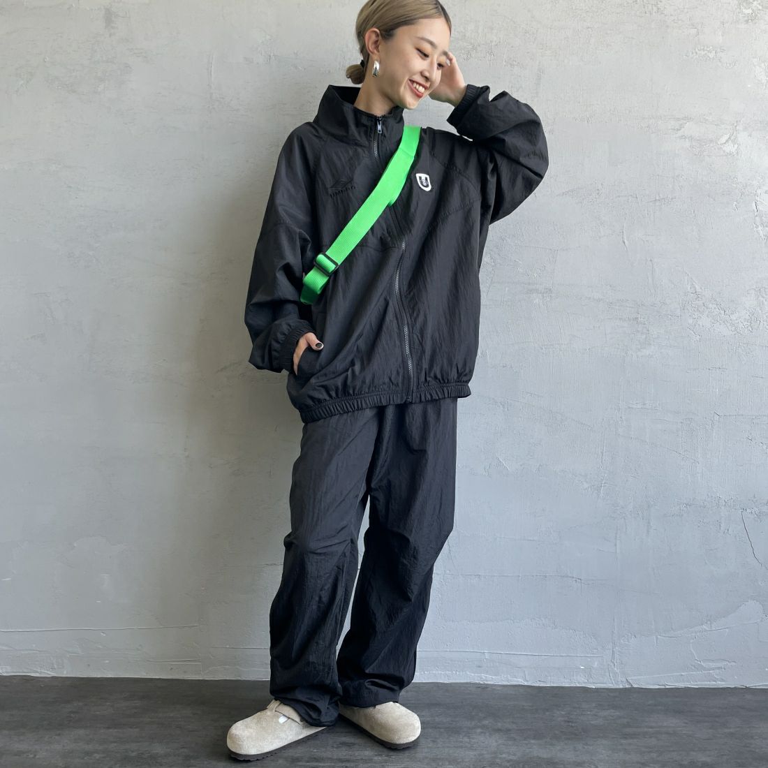 umbro [アンブロ] 別注 トレーニングナイロンパンツ [KBT58-NK-PT6-JF] BLACK &&モデル身長：150cm 着用サイズ：S&&