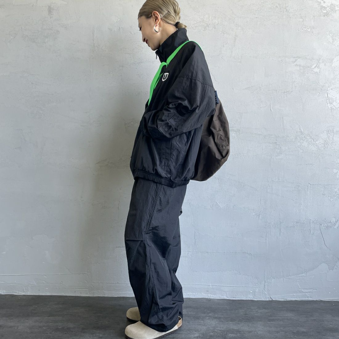 umbro [アンブロ] 別注 トレーニングナイロンパンツ [KBT58-NK-PT6-JF] BLACK &&モデル身長：150cm 着用サイズ：S&&
