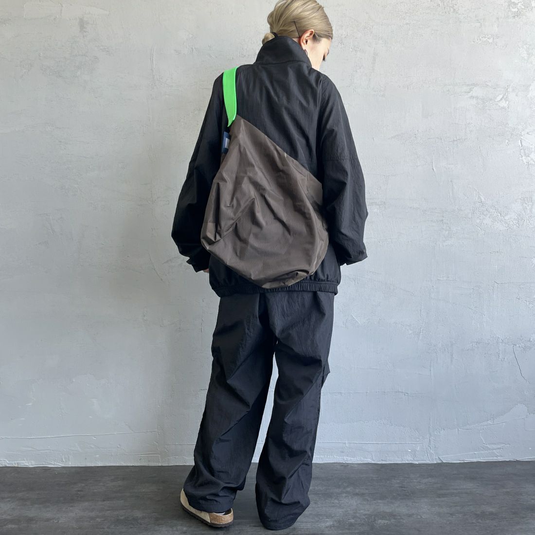 umbro [アンブロ] 別注 トレーニングナイロンパンツ [KBT58-NK-PT6-JF] BLACK &&モデル身長：150cm 着用サイズ：S&&
