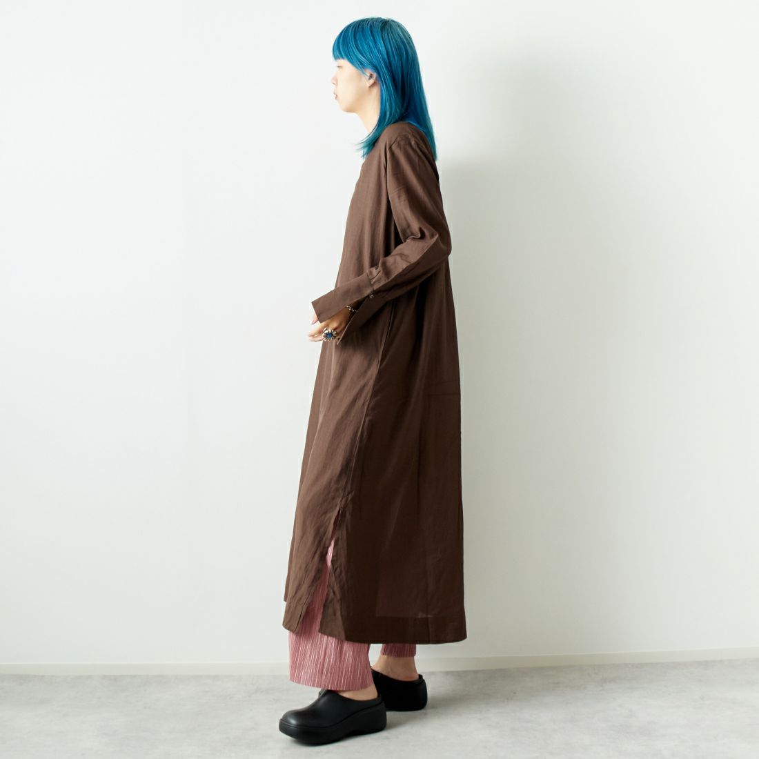TORRAZZO DONNA [トラッゾドンナ] ビーガンシルクカフタンドレス [6254-566] 49 D.BROWN &&モデル身長：167cm 着用サイズ：F&&