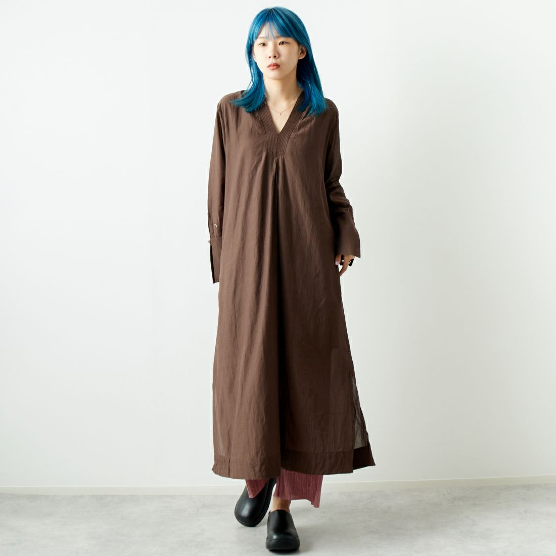 TORRAZZO DONNA [トラッゾドンナ] ビーガンシルクカフタンドレス [6254-566] 49 D.BROWN &&モデル身長：167cm 着用サイズ：F&&