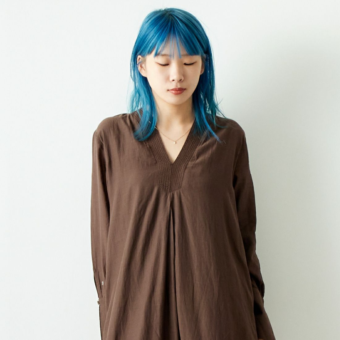 TORRAZZO DONNA [トラッゾドンナ] ビーガンシルクカフタンドレス [6254-566] 49 D.BROWN &&モデル身長：167cm 着用サイズ：F&&