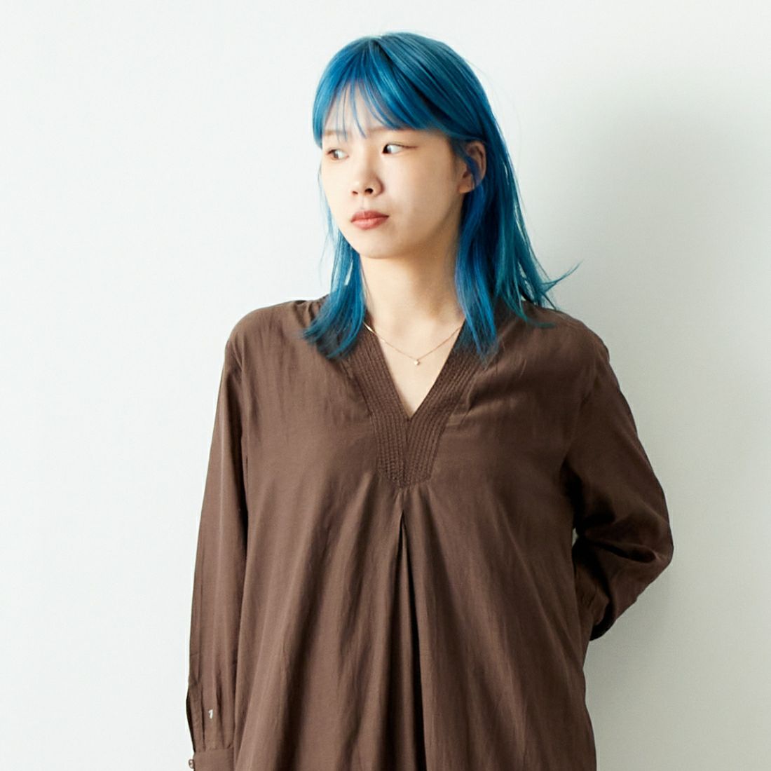 TORRAZZO DONNA [トラッゾドンナ] ビーガンシルクカフタンドレス [6254-566] 49 D.BROWN &&モデル身長：167cm 着用サイズ：F&&