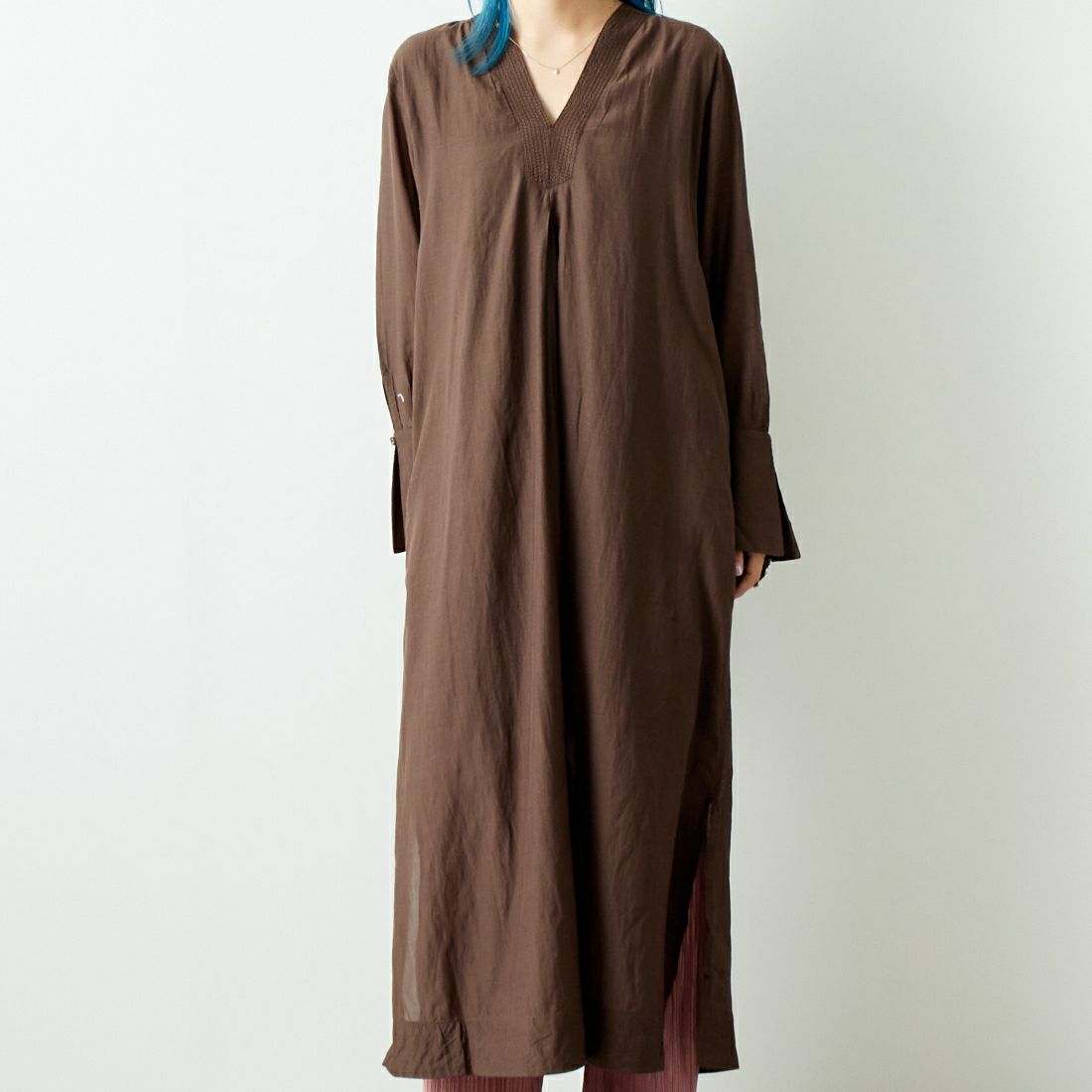 TORRAZZO DONNA [トラッゾドンナ] ビーガンシルクカフタンドレス [6254-566] 49 D.BROWN &&モデル身長：167cm 着用サイズ：F&&