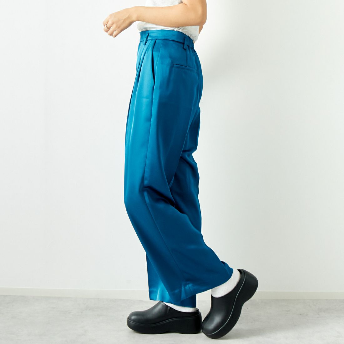 ma couleur [マ クルール] シルキーサテン ダブルクロスタックワイドパンツ [J-4659] 620 CERULE &&モデル身長：167cm 着用サイズ：38&&
