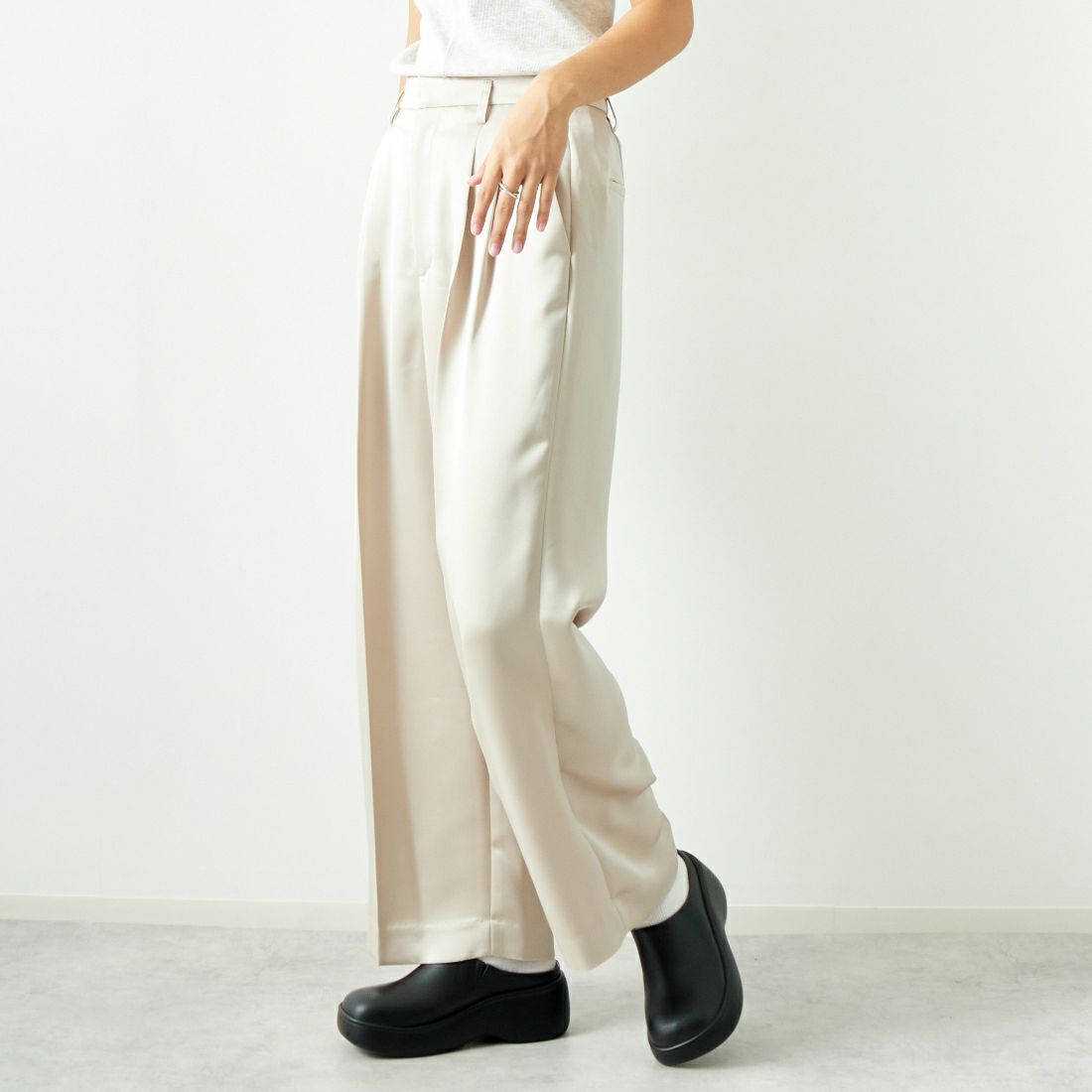 ma couleur [マ クルール] シルキーサテン ダブルクロスタックワイドパンツ [J-4659] 810 BEIGE &&モデル身長：167cm 着用サイズ：38&&