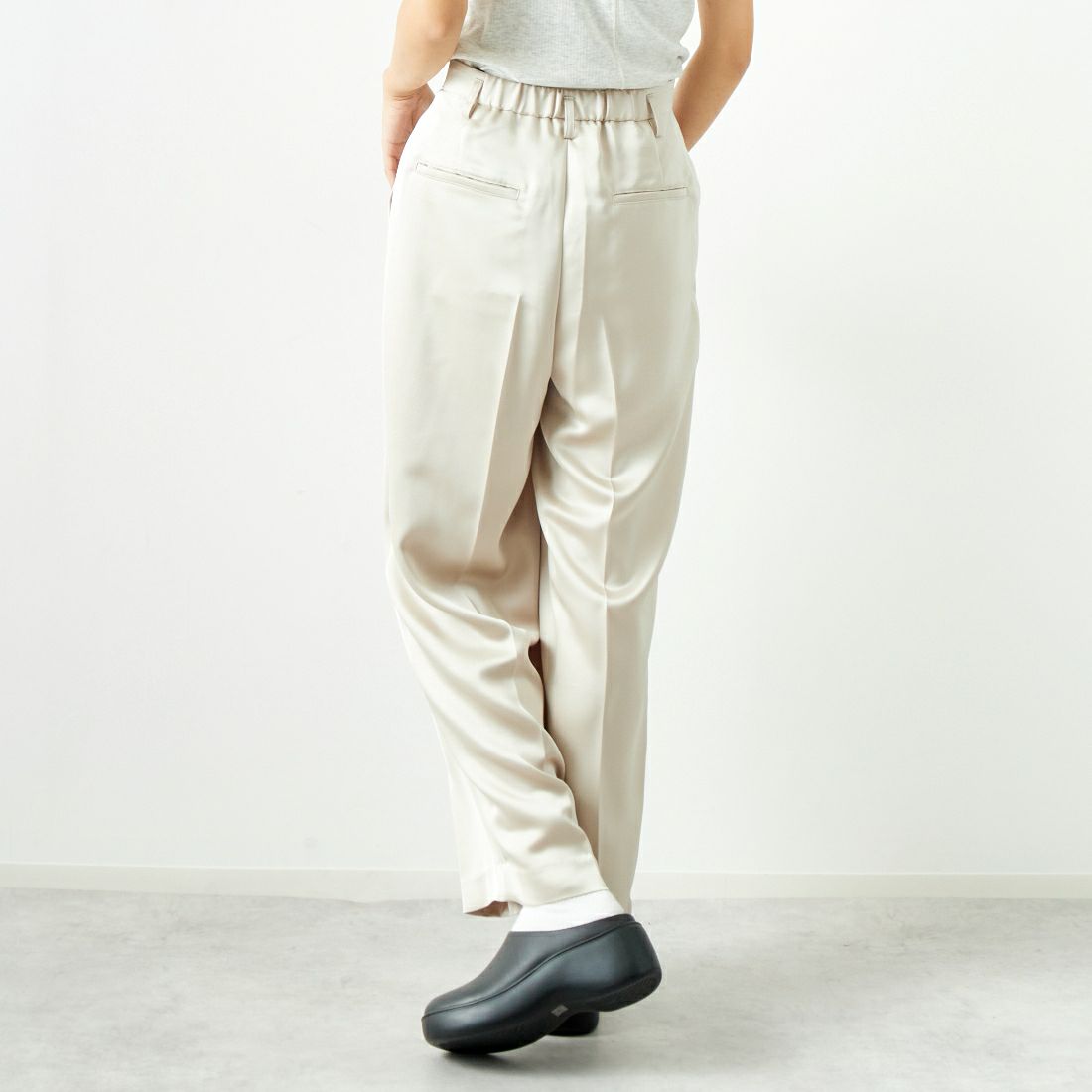 ma couleur [マ クルール] シルキーサテン ダブルクロスタックワイドパンツ [J-4659] 810 BEIGE &&モデル身長：167cm 着用サイズ：38&&