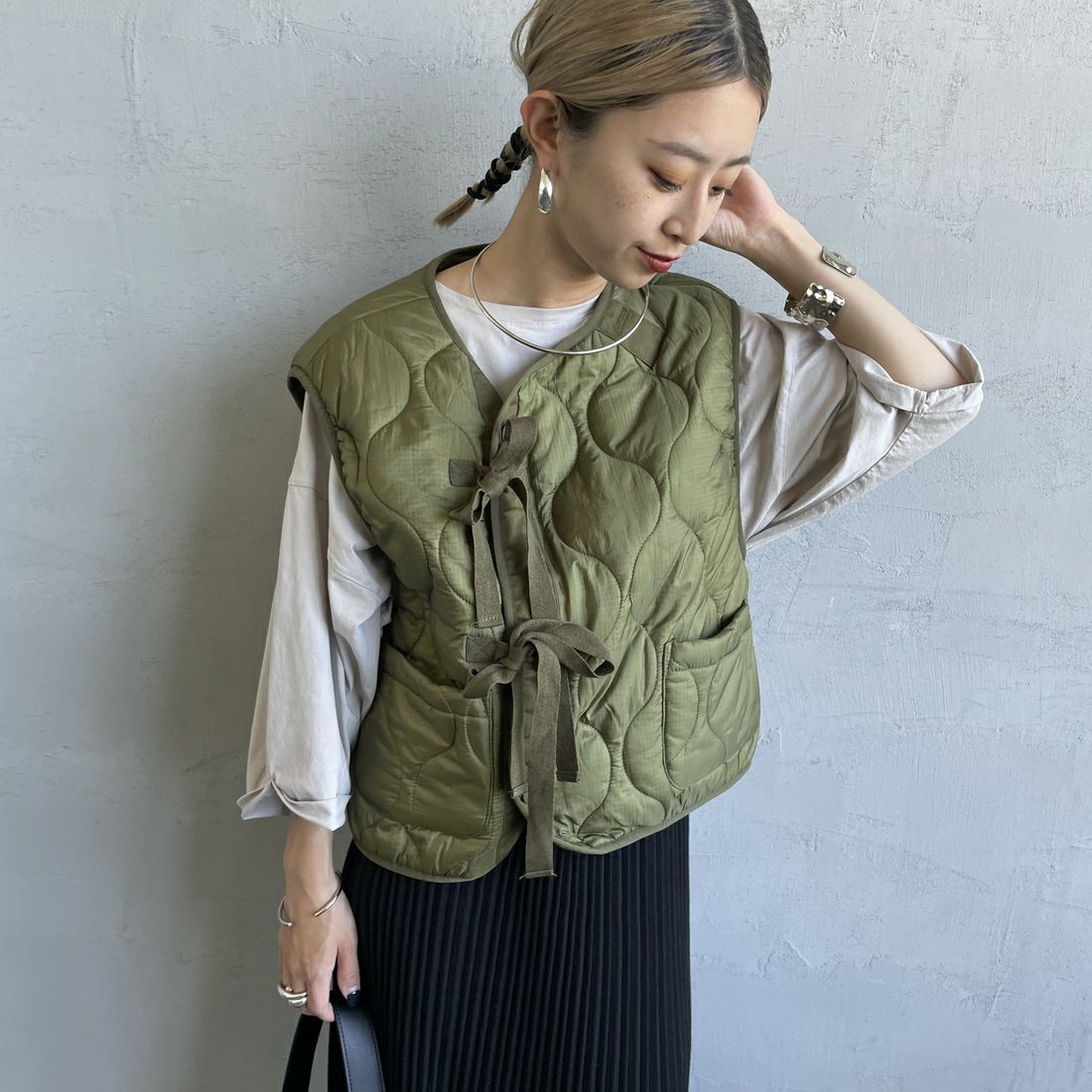 MILITARY [ミリタリー] 別注 フロントリボンキルティングベスト [T-247890000-JF] KHAKI &&モデル身長：150cm 着用サイズ：S&&