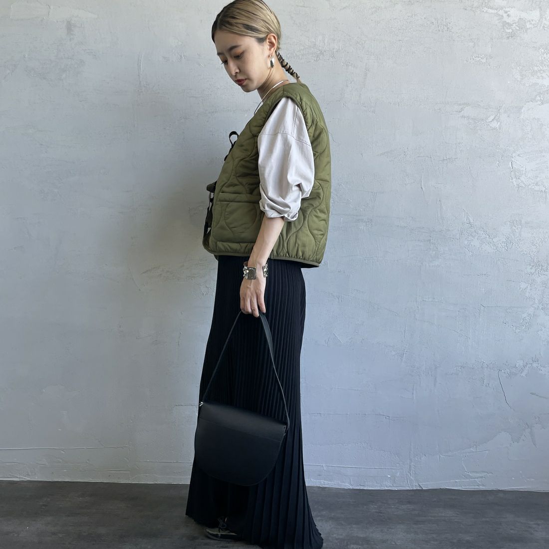 MILITARY [ミリタリー] 別注 フロントリボンキルティングベスト [T-247890000-JF] KHAKI &&モデル身長：150cm 着用サイズ：S&&