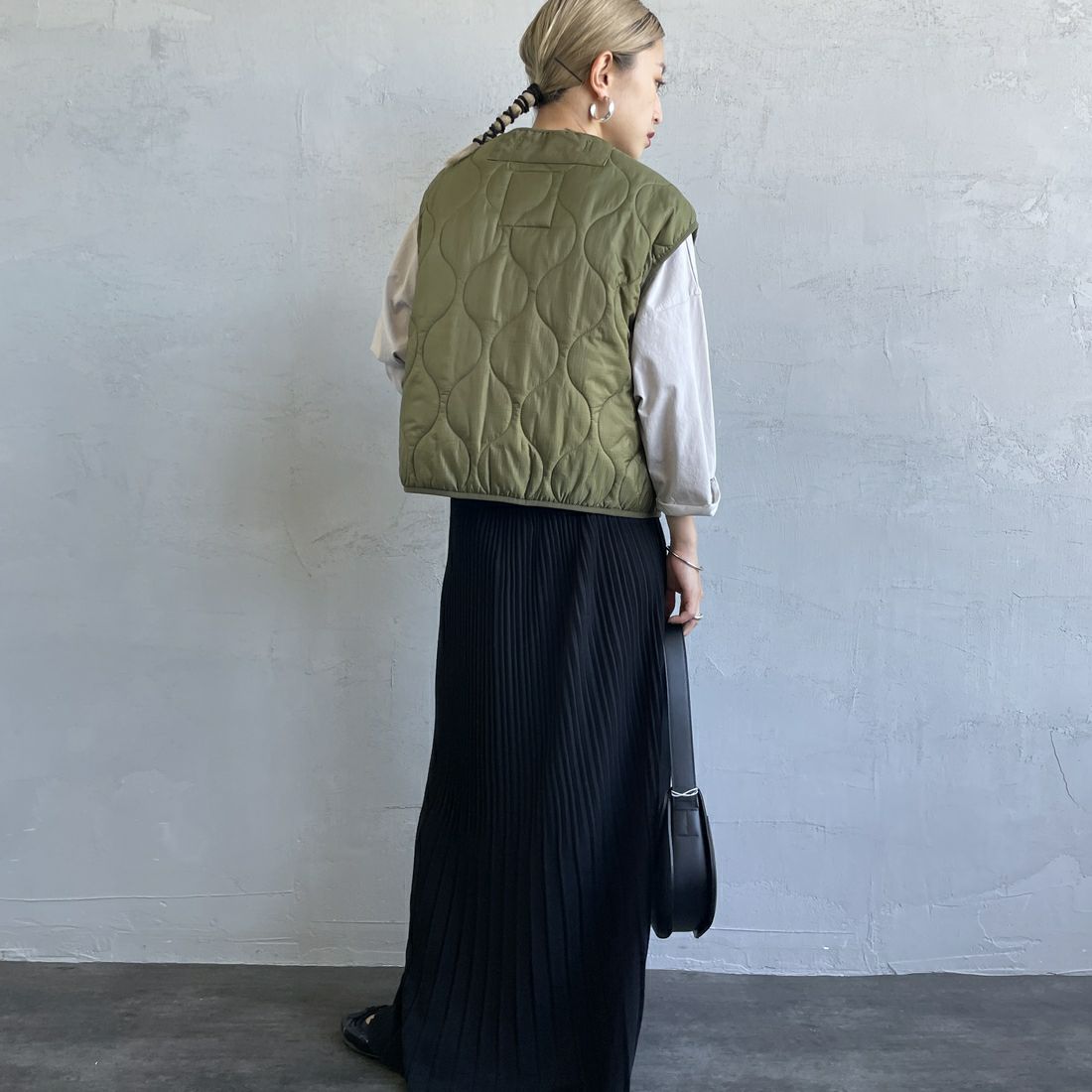 MILITARY [ミリタリー] 別注 フロントリボンキルティングベスト [T-247890000-JF] KHAKI &&モデル身長：150cm 着用サイズ：S&&