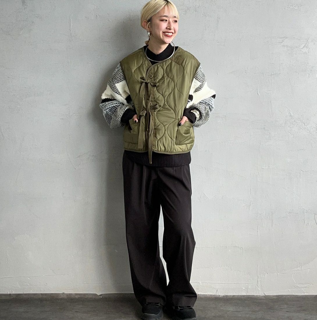 MILITARY [ミリタリー] 別注 フロントリボンキルティングベスト [T-247890000-JF] KHAKI &&モデル身長：150cm 着用サイズ：S&&