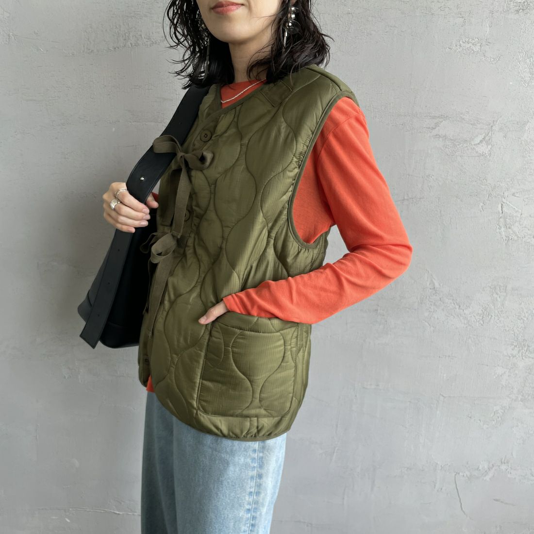 MILITARY [ミリタリー] 別注 フロントリボンキルティングベスト [T-247890000-JF] KHAKI &&モデル身長：160cm 着用サイズ：M&&