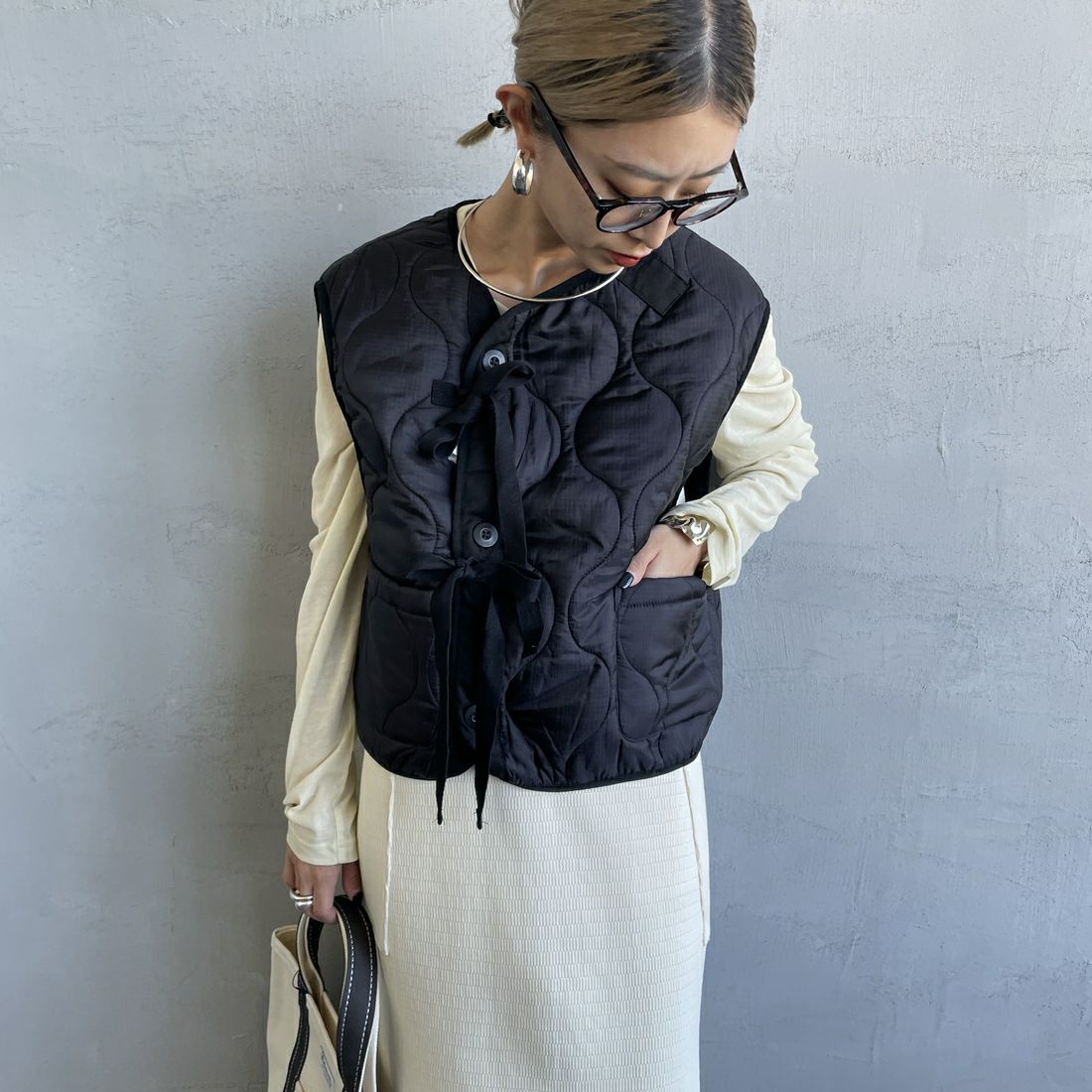 MILITARY [ミリタリー] 別注 フロントリボンキルティングベスト [T-247890000-JF] BLACK &&モデル身長：150cm 着用サイズ：S&&