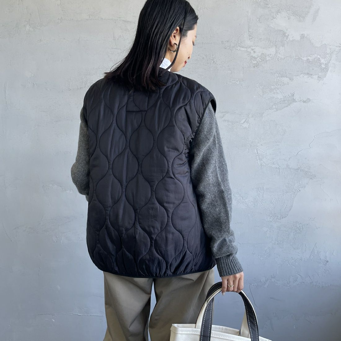 MILITARY [ミリタリー] 別注 フロントリボンキルティングベスト [T-247890000-JF] BLACK &&モデル身長：163cm 着用サイズ：L&&