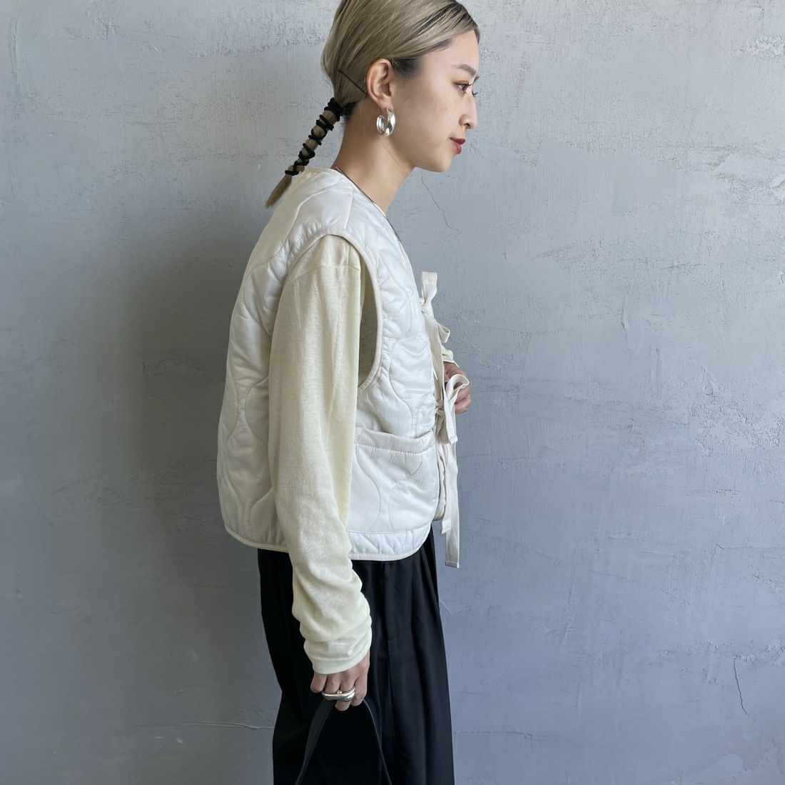 MILITARY [ミリタリー] 別注 フロントリボンキルティングベスト [T-247890000-JF] IVORY &&モデル身長：150cm 着用サイズ：S&&
