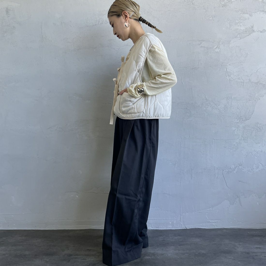 MILITARY [ミリタリー] 別注 フロントリボンキルティングベスト [T-247890000-JF] IVORY &&モデル身長：150cm 着用サイズ：S&&