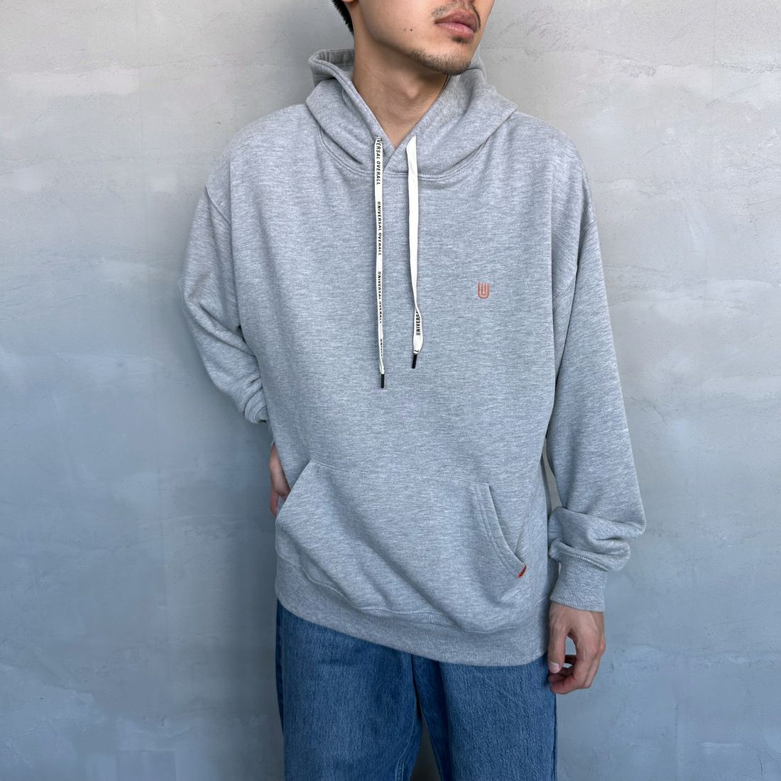 UNIVERSAL OVERALL [ユニバーサルオーバーオール] 別注 ワンポイントロゴ刺繍 スウェットパーカー [U2431230IN-JF] ASH &&モデル身長：168cm 着用サイズ：L&&